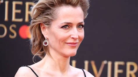 Sex Educations Gillian Anderson causes a stir in string bikini。